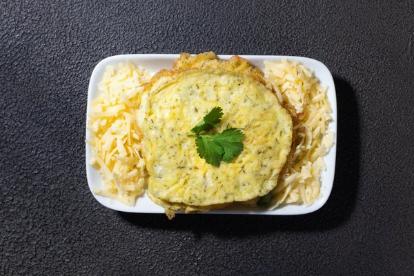 Yumurtalı, peynirli ve dereotlu waffle. Çapraz