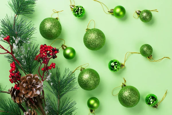 Anno nuovo sfondo con decorazioni natalizie su verde . — Foto Stock