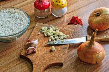 Çeşitli baharat ve malzemeleri ahşap bir masa üzerinde