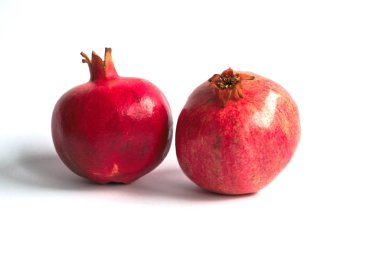 Tatlı nar beyaz bir arka plan üzerinde