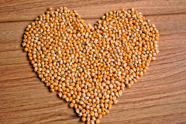 Palomitas Maíz Forma Corazón Sobre Una Mesa Madera — Foto de Stock