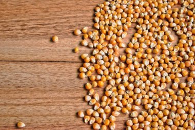 Ahşap bir masa üzerinde patlamış mısır çekirdekleri