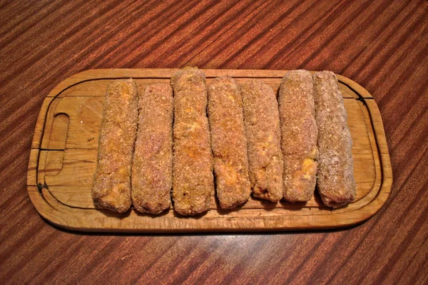 Ahşap Oyun Tahtası Ekmekli Doldurulmuş Biftek — Stok fotoğraf