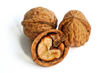 Beyaz bir arka planda ceviz closeup