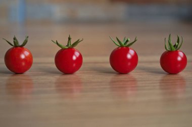 Ahşap bir masada kiraz domates closeup