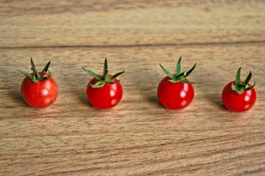 Ahşap bir masada kiraz domates closeup