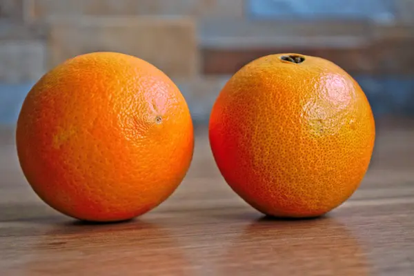 Dos Naranjas Sobre Una Mesa Madera — Foto de Stock