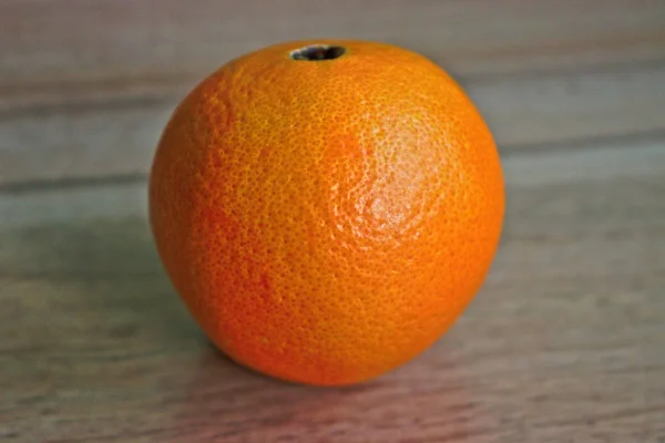 Nahaufnahme Einer Orange Auf Einem Holztisch — Stockfoto