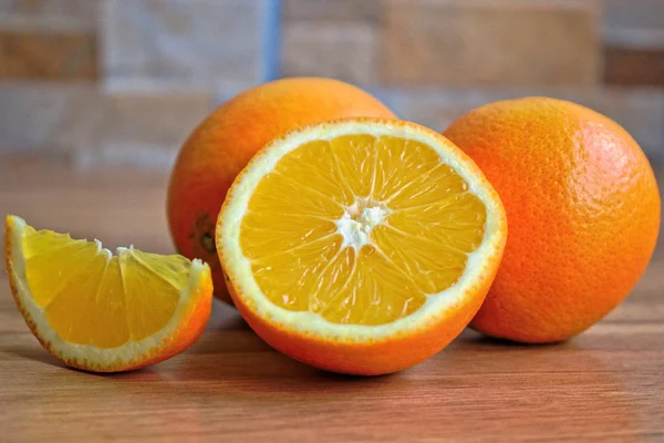 Крупный План Апельсинов Деревянном Столе — стоковое фото