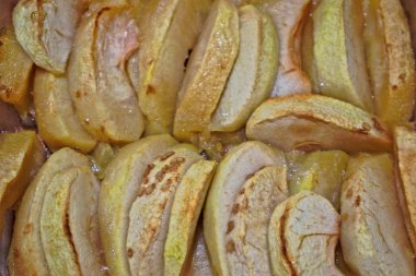 Fırında elma dilimlerinin yakın çekim