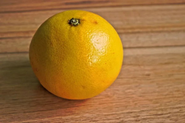 Primer Plano Pomelo Sobre Una Mesa Madera — Foto de Stock