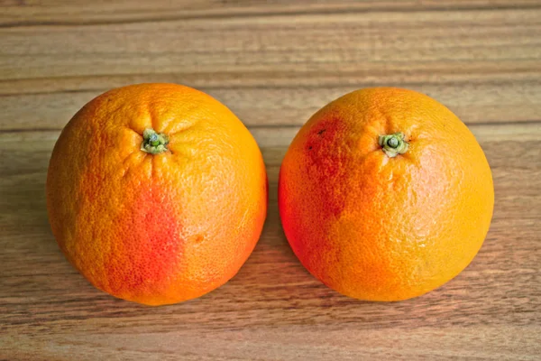 Pomelos Rojos Sobre Una Mesa Madera — Foto de Stock