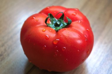 ahşap bir masa üzerinde taze domates