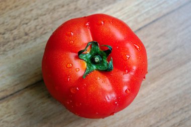 ahşap bir masa üzerinde taze domates