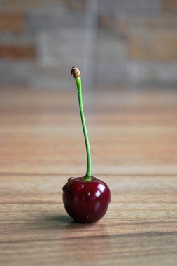 Tahta bir masada kiraz.