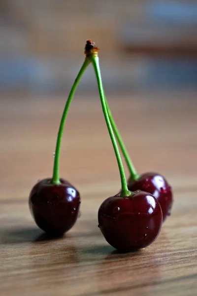 Cerezas Sobre Una Mesa Madera — Foto de Stock