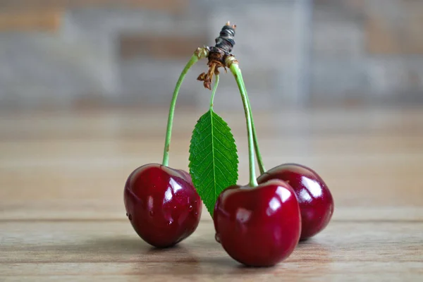 Cerezas Sobre Una Mesa Madera — Foto de Stock