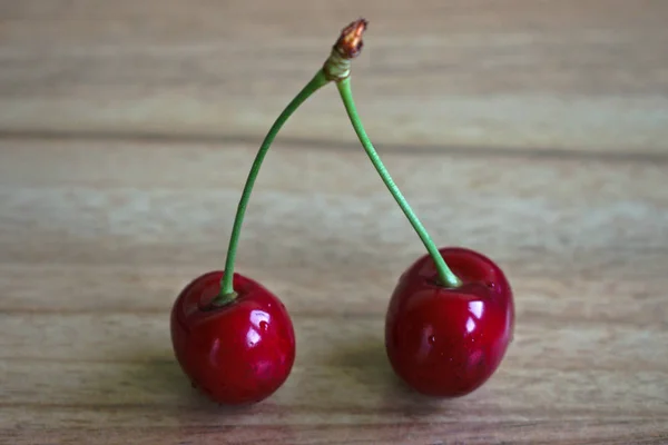 Cerejas Uma Mesa Madeira — Fotografia de Stock