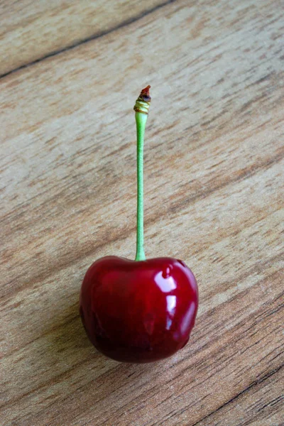 Cereza Sobre Una Mesa Madera — Foto de Stock