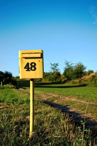 Caixa Correio Amarela Número Campo Aberto — Fotografia de Stock
