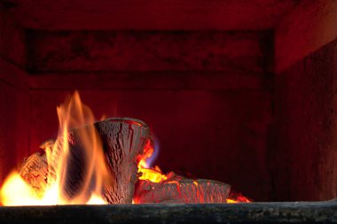 Şöminede yanan kütük