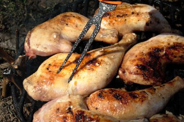 Bir çatal ile tavuk baget dürtme
