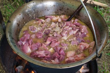 Kazanda domuz yahnisi pişirilir