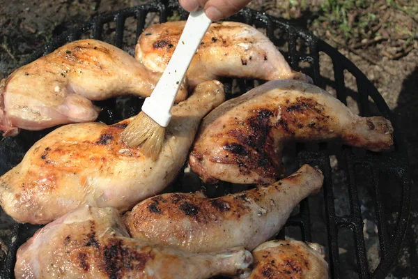 Brosser Marinade Sur Les Cuisses Poulet Barbecue — Photo