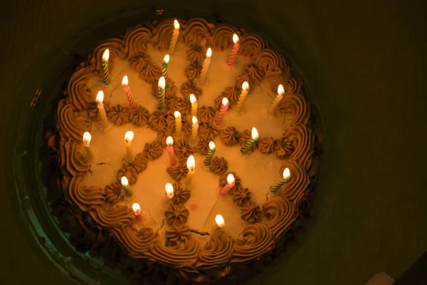 Gâteau Anniversaire Avec Bougies Allumées — Photo