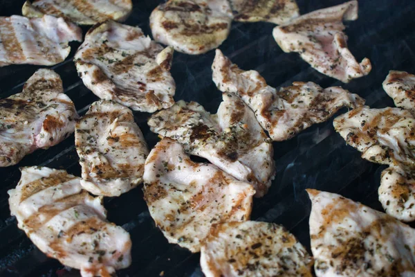 Nahaufnahme Von Hühnerbrüsten Auf Dem Grill — Stockfoto