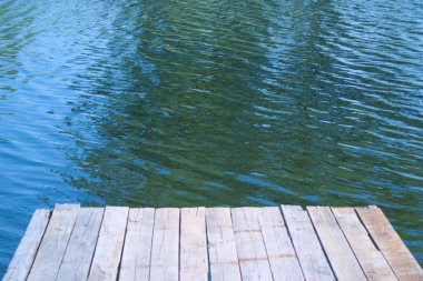 Nehrin üzerindeki eski ahşap iskele.