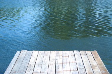 Nehrin üzerindeki eski ahşap iskele.