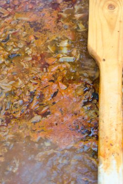 Kazanda pişirilen mantar yahnisi