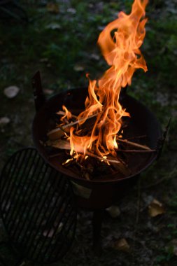 Barbeküden çıkan ateşin yakın çekimi.