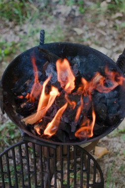Bbq ızgarasından ateş geliyor.
