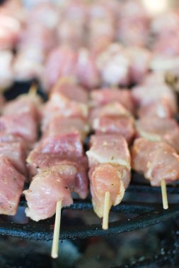 Izgarada domuz şiş yakın çekim