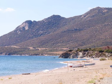 Mavi plajlar, kristal berrak su. Kristal berrak suyla Yunanistan 'ın turkuaz mavi plajları. Akdeniz kıyı şeridi boyunca turizm, eko-turizm, yüzme, rahatlama ve doğal güzellik için ideal bir yer..