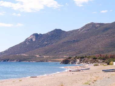 Mavi plajlar, kristal berrak su. Kristal berrak suyla Yunanistan 'ın turkuaz mavi plajları. Akdeniz kıyı şeridi boyunca turizm, eko-turizm, yüzme, rahatlama ve doğal güzellik için ideal bir yer..