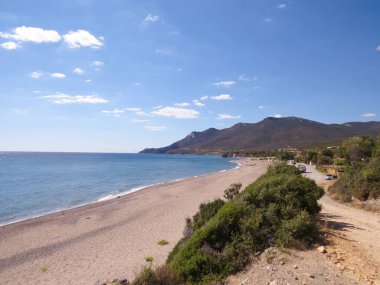 Mavi plajlar, kristal berrak su. Kristal berrak suyla Yunanistan 'ın turkuaz mavi plajları. Akdeniz kıyı şeridi boyunca turizm, eko-turizm, yüzme, rahatlama ve doğal güzellik için ideal bir yer..