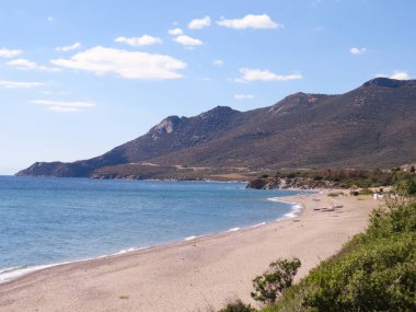 Mavi plajlar, kristal berrak su. Kristal berrak suyla Yunanistan 'ın turkuaz mavi plajları. Akdeniz kıyı şeridi boyunca turizm, eko-turizm, yüzme, rahatlama ve doğal güzellik için ideal bir yer..