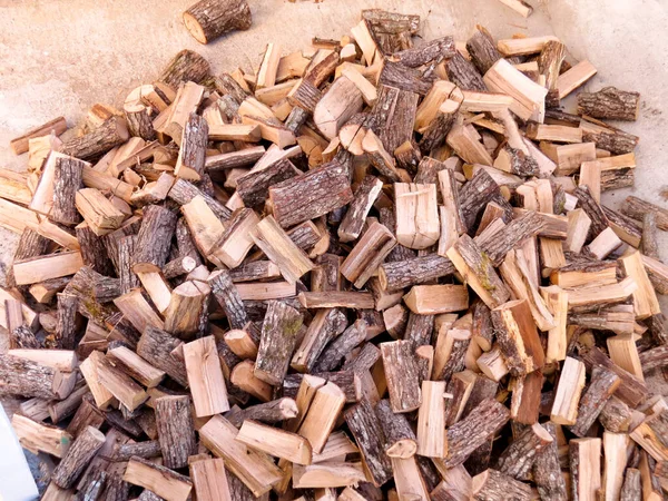 Yakacak odun kütükleri (ısıtma mevsimi, Yunanistan, odun sobası)