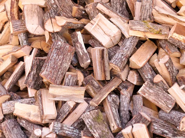 Yakacak odun kütükleri (ısıtma mevsimi, Yunanistan, odun sobası)