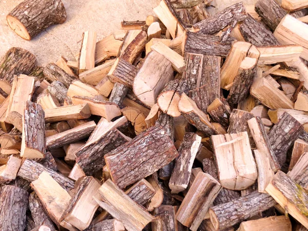 Yakacak odun kütükleri (ısıtma mevsimi, Yunanistan, odun sobası)