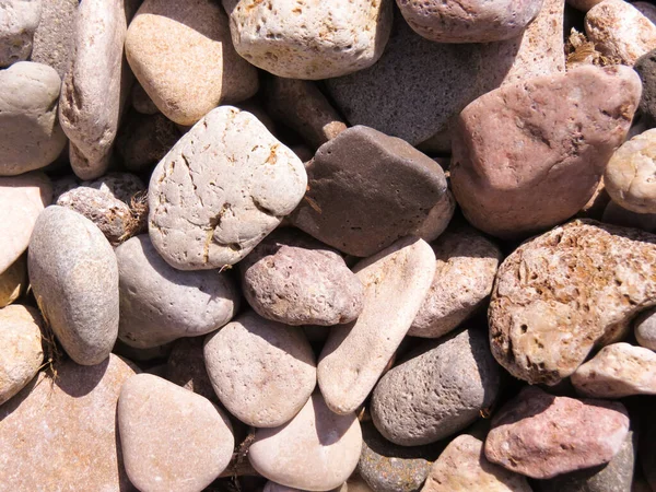  Plaj taşları, arka plan. Yunan sahilindeki büyük kıyı kayalıkları. Seyahat, tasarım ve rahatlama için doğal taştan arka plan. Yaz tatili, sahil güzelliği ve kıyı manzaraları için ideal bir konsept..