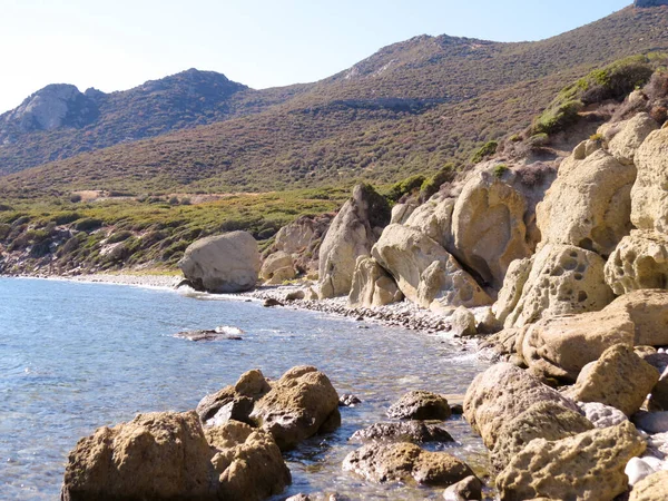 Mavi plajlar, kristal berrak su. Kristal berrak suyla Yunanistan 'ın turkuaz mavi plajları. Akdeniz kıyı şeridi boyunca turizm, eko-turizm, yüzme, rahatlama ve doğal güzellik için ideal bir yer..