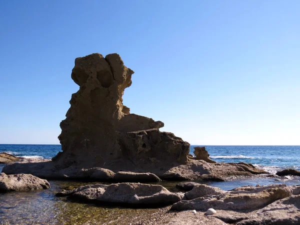 Mavi plajlar, kristal berrak su. Kristal berrak suyla Yunanistan 'ın turkuaz mavi plajları. Akdeniz kıyı şeridi boyunca turizm, eko-turizm, yüzme, rahatlama ve doğal güzellik için ideal bir yer..