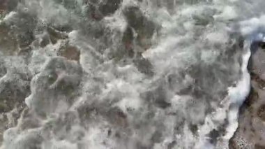 Sahildeki dalgalar, mavi deniz okyanusu dalgaları arka plandaki kum desenleri.