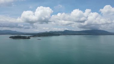 Lüks Tropikal Kaçış: Tayland 'da Sonsuzluk Havuzu, Dağları ve Yatları olan Plaj Kulübü' nün Havadan Görünümü