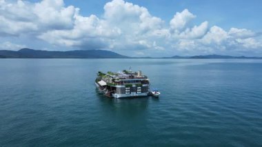 Lüks Tropikal Kaçış: Tayland 'da Sonsuzluk Havuzu, Dağları ve Yatları olan Plaj Kulübü' nün Havadan Görünümü