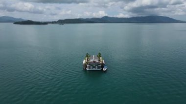 Lüks Tropikal Kaçış: Tayland 'da Sonsuzluk Havuzu, Dağları ve Yatları olan Plaj Kulübü' nün Havadan Görünümü